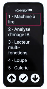 Machine à lire portable noire avec un menu principal contenant les fonctionnalités suivantes : machine à lire, analyse d'image IA, lecteur multi-fonctions, loupe, galerie